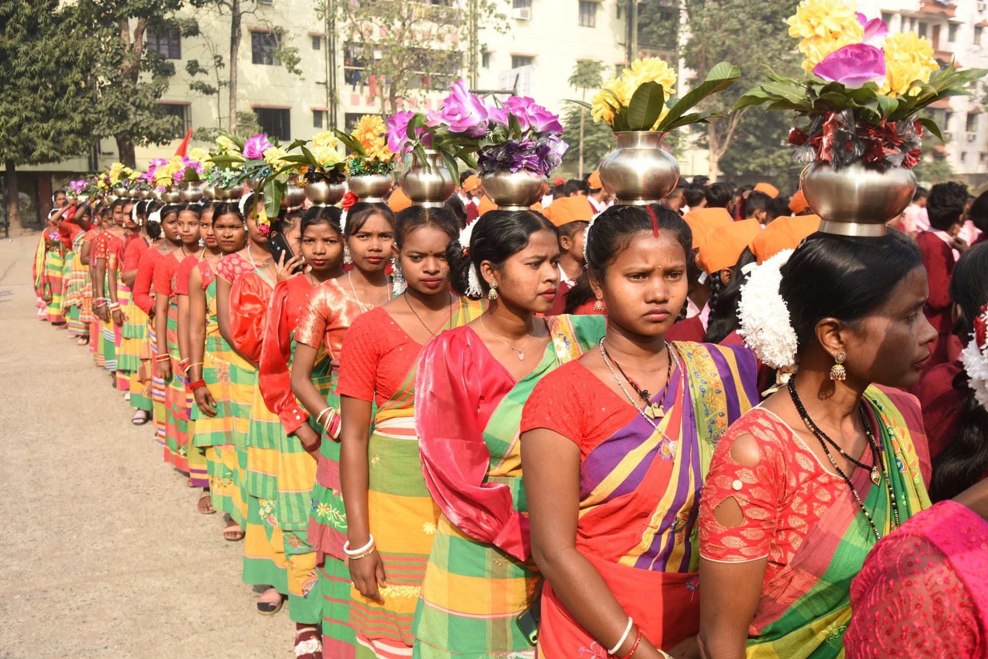 Jamshedpur : त्रिशूल महोत्सव : शोभायात्रा में छऊ व आदिवासी नृत्य ने मन मोहा