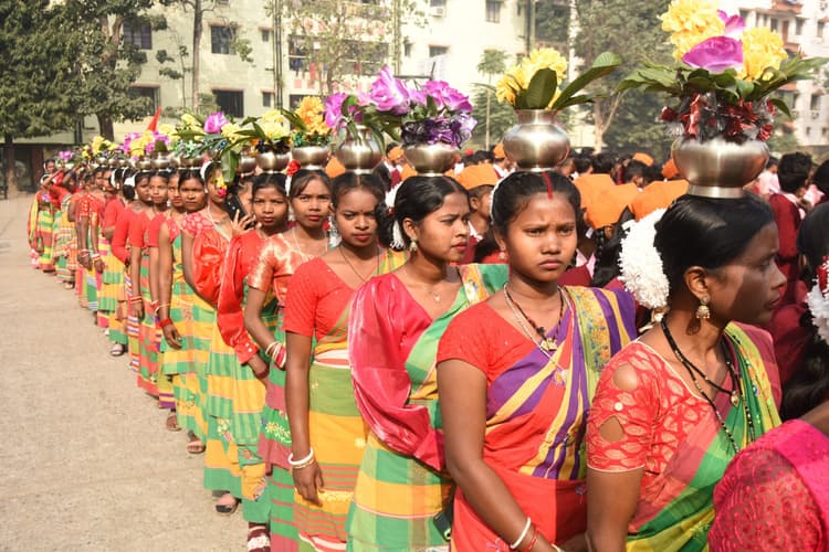 Jamshedpur : त्रिशूल महोत्सव : शोभायात्रा में छऊ व आदिवासी नृत्य ने मन मोहा