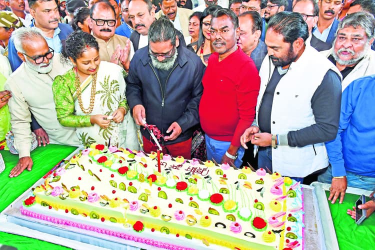 Ranchi news : गुरुजी शिबू सोरेन के जन्मदिन पर हेमंत ने 81 पाउंड का केक काटा