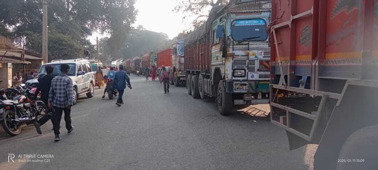 Chaibasa News : सर! ठेकेदार सड़क निर्माण का कार्य शुरू करे, जाम हटा देंगे