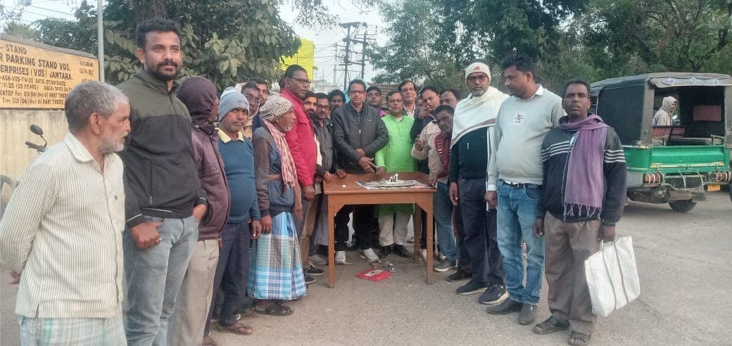 झामुमो ने केक काट कर शिबू सोरेन का मनाया जन्मदिन