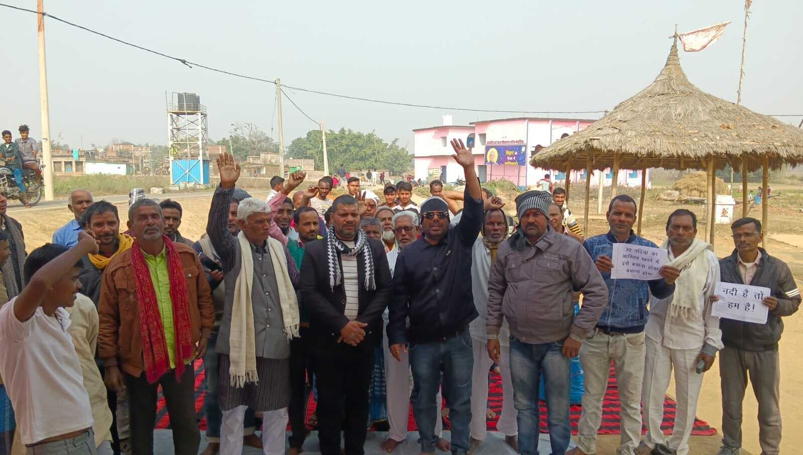 किसानों ने की नियमानुसार बालू उठाव कराने की मांग