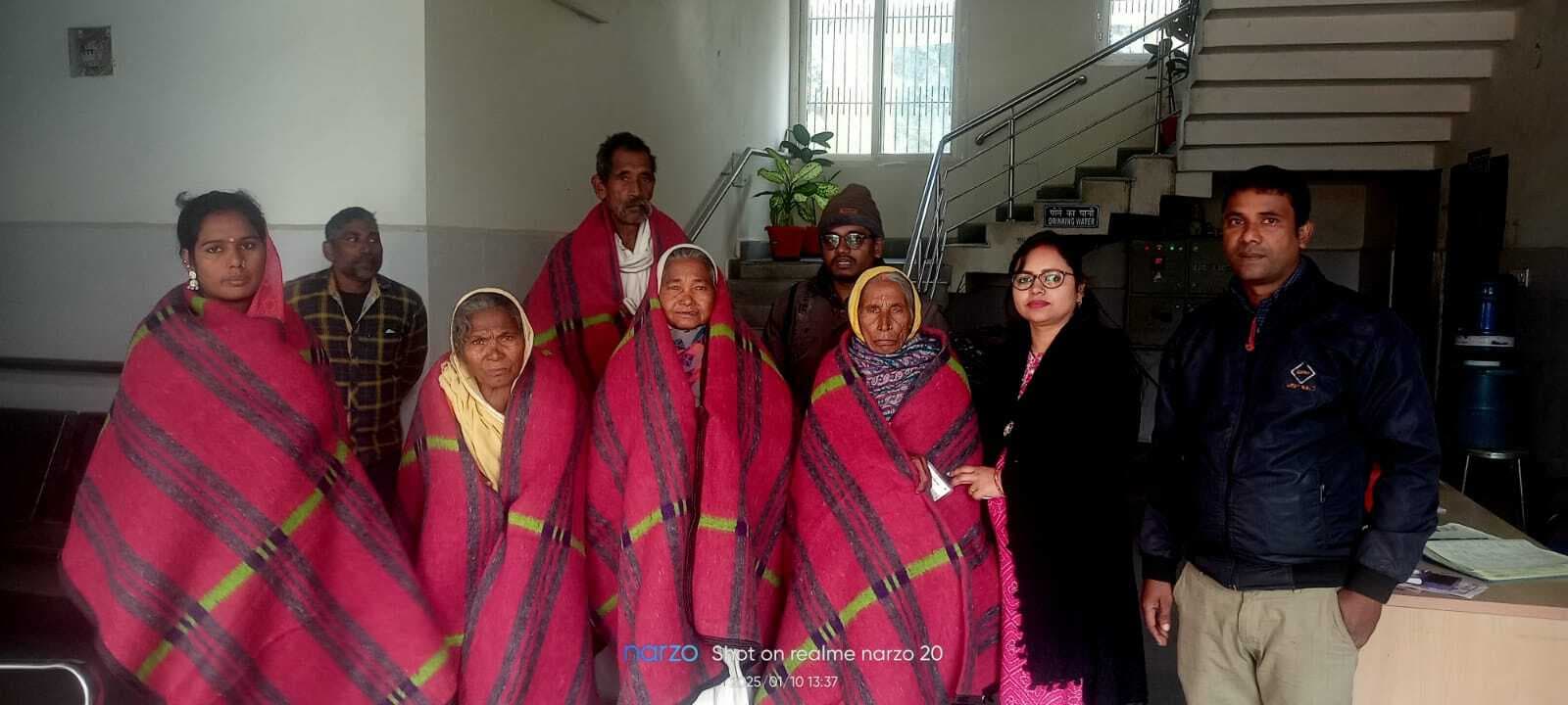 40 गरीब व लाचार लोगों के बीच कंबल वितरित