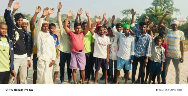 खेल मैदान में बास्केटबॉल कोट निर्माण कार्य को ग्रामीणों ने रोका