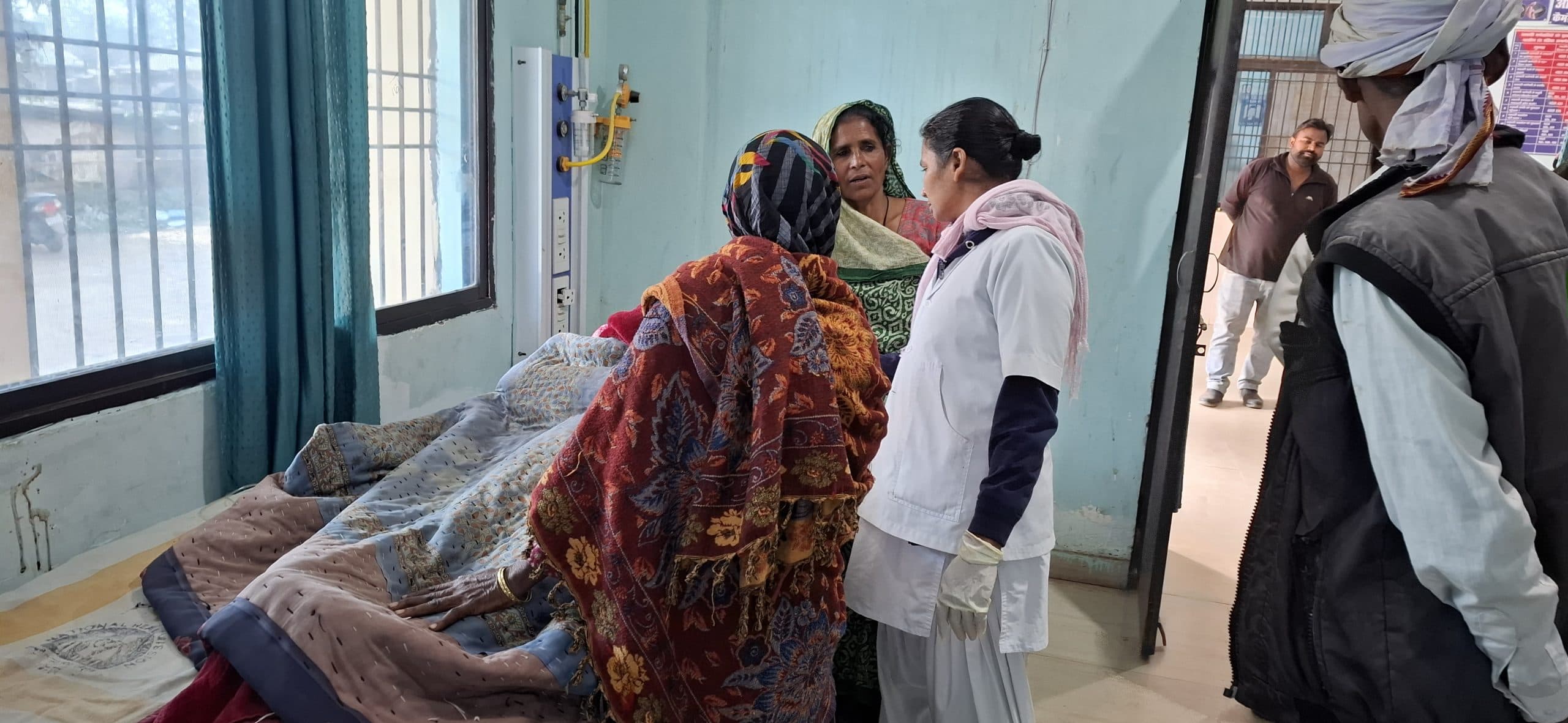 करेंट की चेपेट में आने से महिला जख्मी