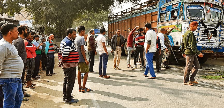 hajipur news. ट्रक की टक्कर से कार का अगला हिस्सा क्षतिग्रस्त