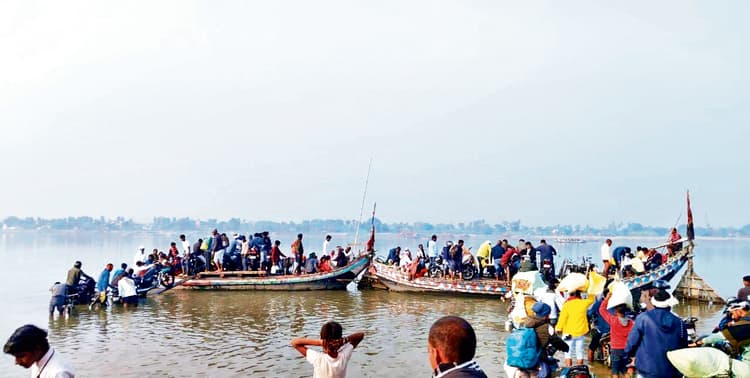 hajipur news. नावों पर नहीं रुक रही ओवरलोडिंग, हादसे की बढ़ी आशंका