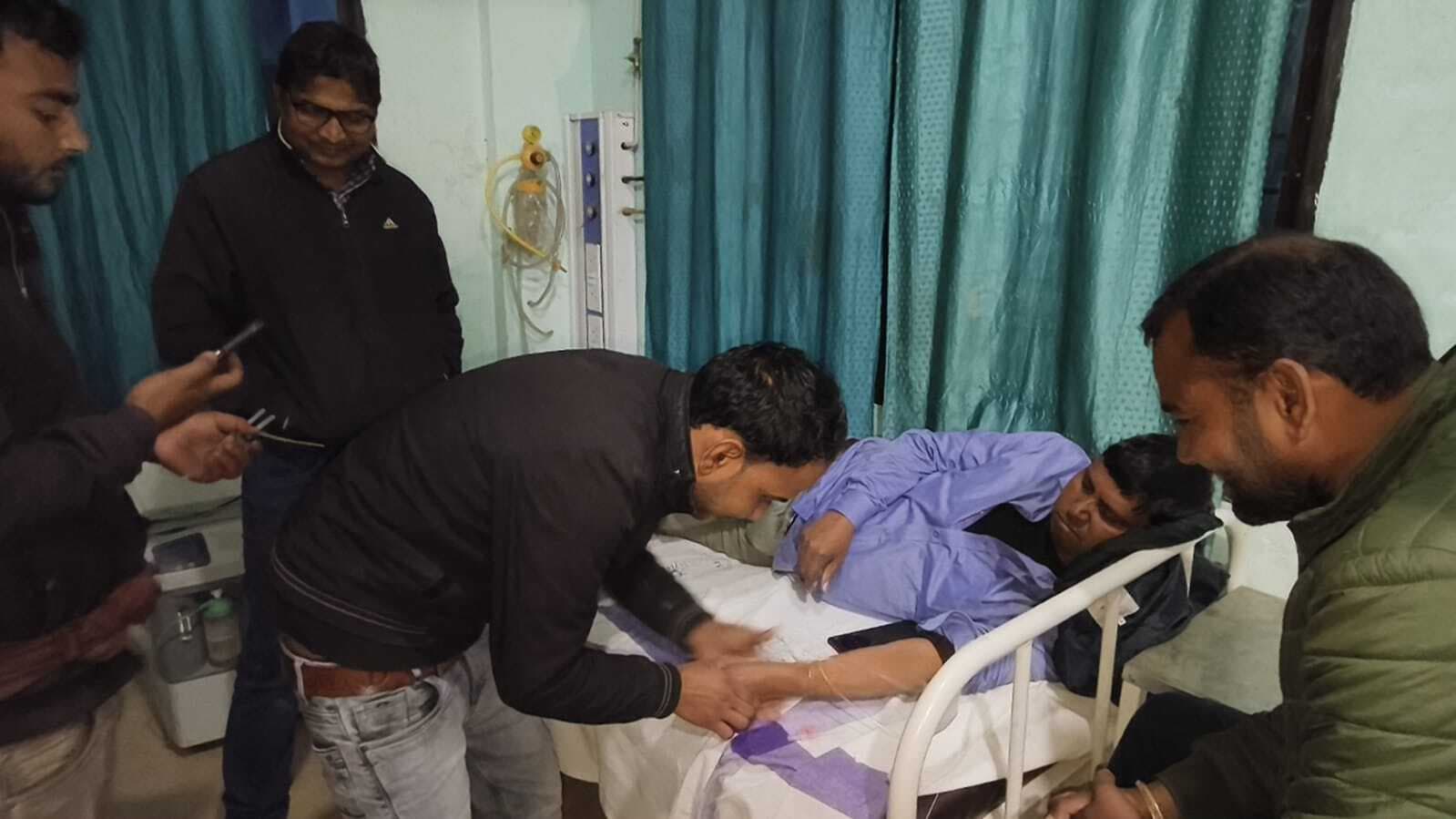 मरीज का इलाज करने से मना करने पर परिजनों ने चिकित्सक को पीटा