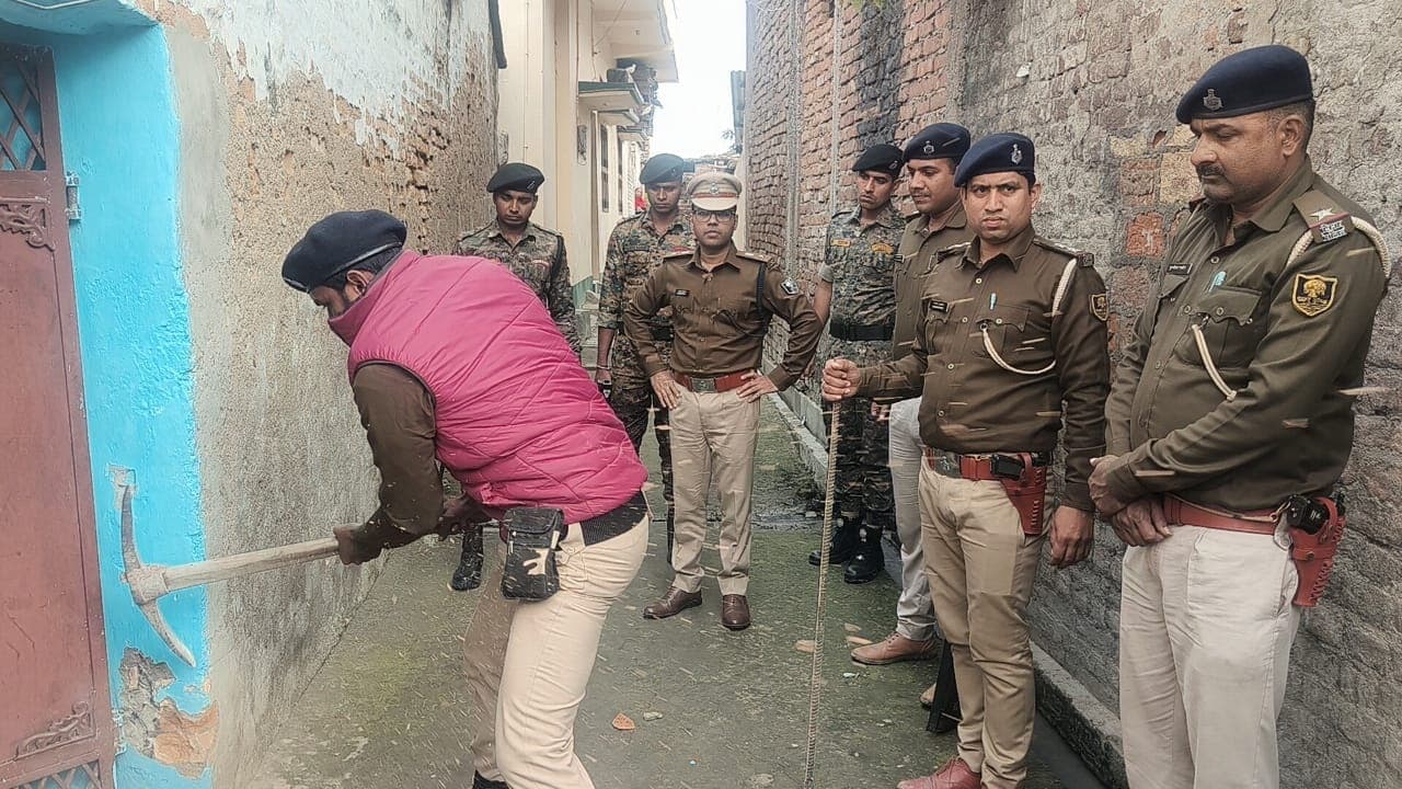 Madhubani News : हथौड़ा व खंती लेकर निकली पुलिस, दर्जनों ने किया सरेंडर