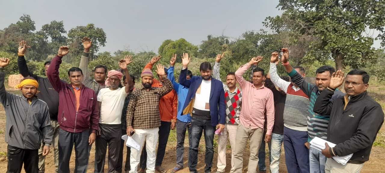 Dhanbad News:गैर आबाद खाते की जमीन पर कब्जा के विरोध में ग्रामीणों ने किया प्रदर्शन