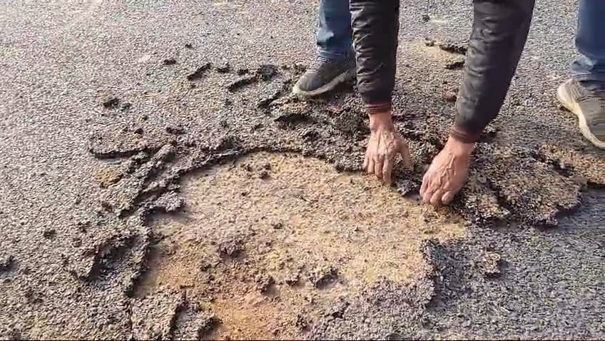 जमुई में हाथों से उखड़ रही सड़क