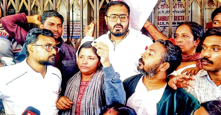 वामो ने सुपर के कार्यालय पर जड़ा ताला, भाजपा ने जलायी मुख्यमंत्री की तस्वीर