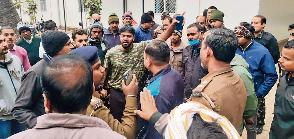 बिहिया में डंपर ने मोटरसाइकिल सवार पिता-पुत्र को मारी टक्कर, पुत्र की गयी जान