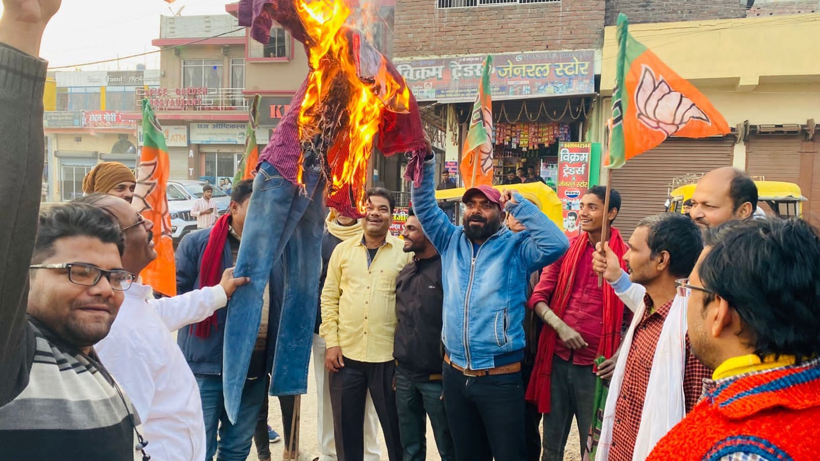 भाजयुमो नप गोगरी ने केजरीवाल का किया पुतला दहन