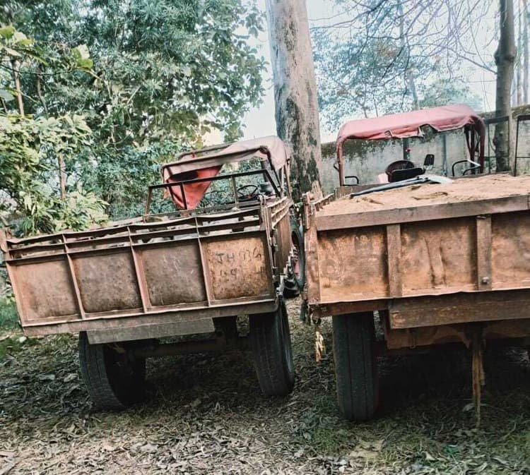 बालू व पत्थर की अवैध ढुलाई करते दो ट्रैक्टर जब्त
