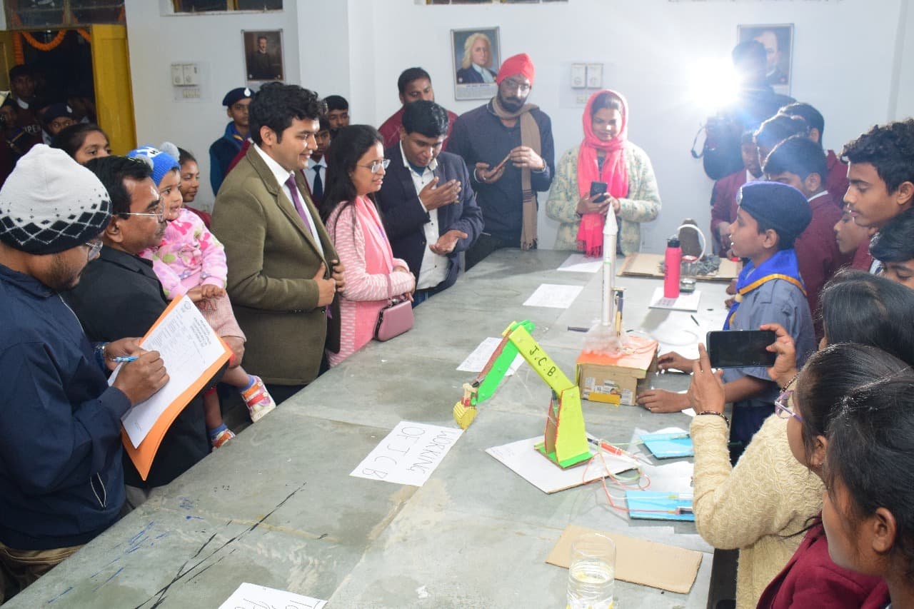 10वीं में बेहतर परिणाम प्राप्त करने के लिए लें अतिरिक्त कक्षाएं : डीसी