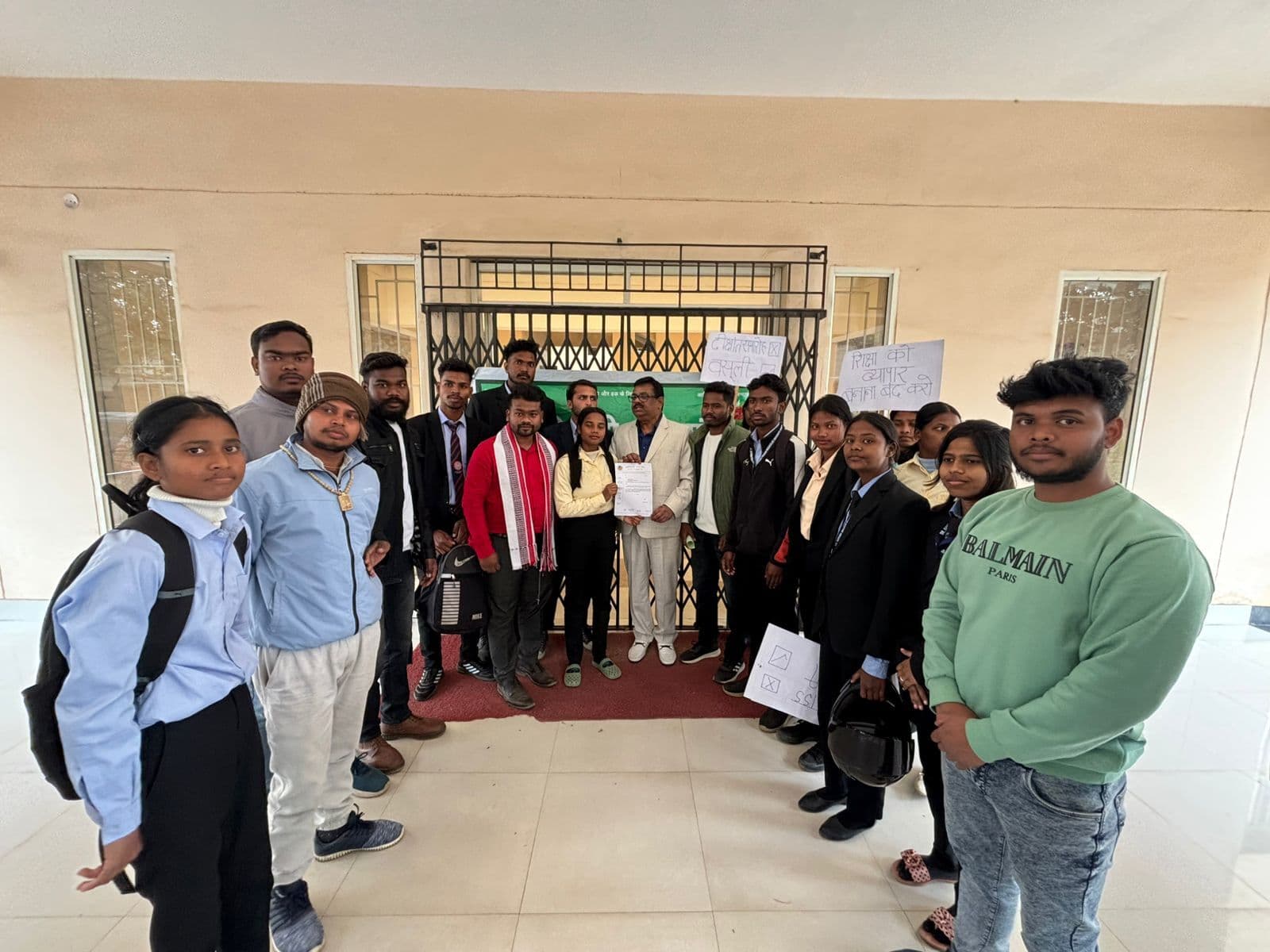 Education News : डीएसपीएमयू में बोनाफाइड सर्टिफिकेट बनाने में अवैध वसूली को लेकर छात्रों ने किया हंगामा