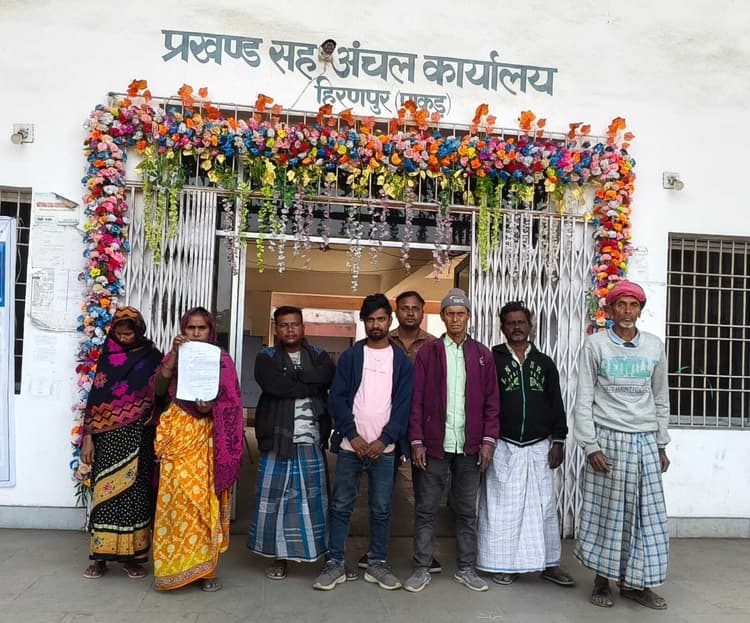 ग्रामीणों ने बीडीओ से की अबुआ आवास नहीं मिलने की शिकायत