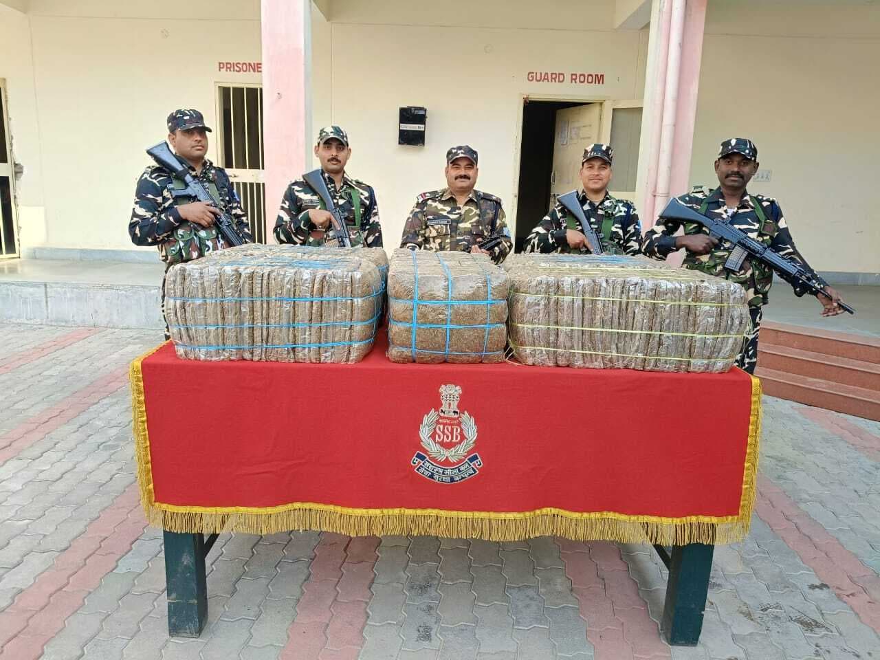 नदी के रास्ते तस्करी कर लाये जा रहे 138 किग्रा गांजा व नाव जब्त, तस्कर फरार