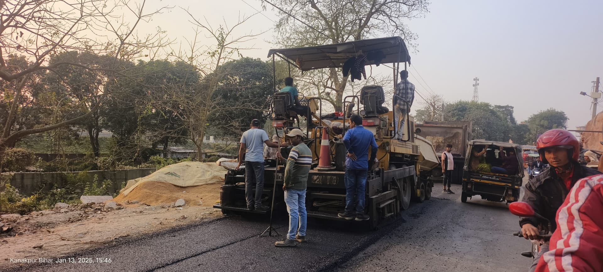 सीएम के आगमन को ले अधिकारी किशनगंज-तैयबपुर सड़क की दशा सुधारने में जुटे