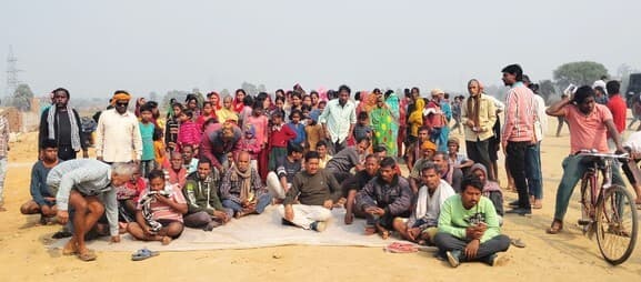 अमडीहा में सर्विस पथ की मांग को लेकर ग्रामीणों ने एनएच निर्माण कार्य को रोका