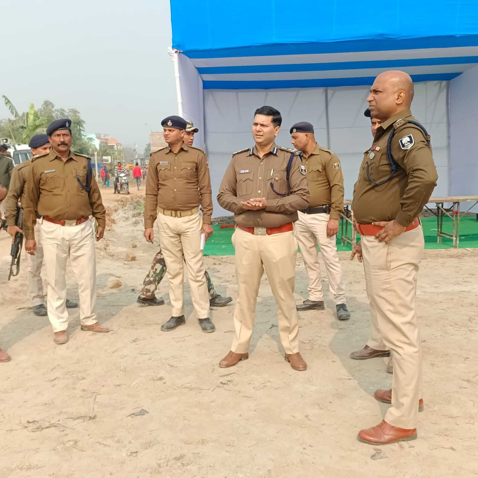 मुख्यमंत्री के प्रगति संवाद यात्रा कार्यक्रम स्थल का डीआईजी व डीएम ने लिया जायजा