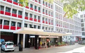 Ranchi News : आउटसोर्सिंग कर्मियों ने रिम्स निदेशक कार्यालय घेरा, तीन घंटे कार्य बहिष्कार