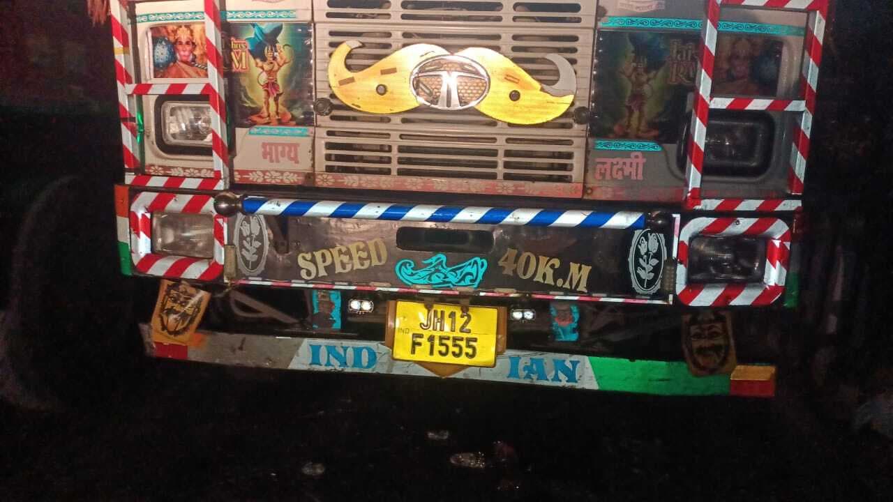 आमने-सामने की टक्कर में ट्रक के नीचे आयी बाइक, चालक की मौत, सवार जख्मी