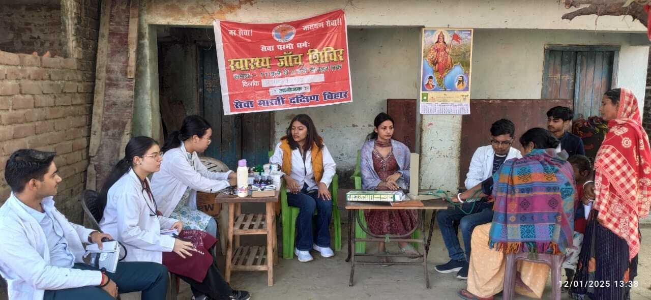 शिविर में लोगों ने कराया हेल्थ चेकअप