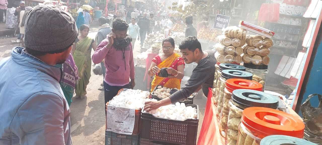मकर संक्रांति की खरीदारी को लेकर बाजार में लगी रही भीड़