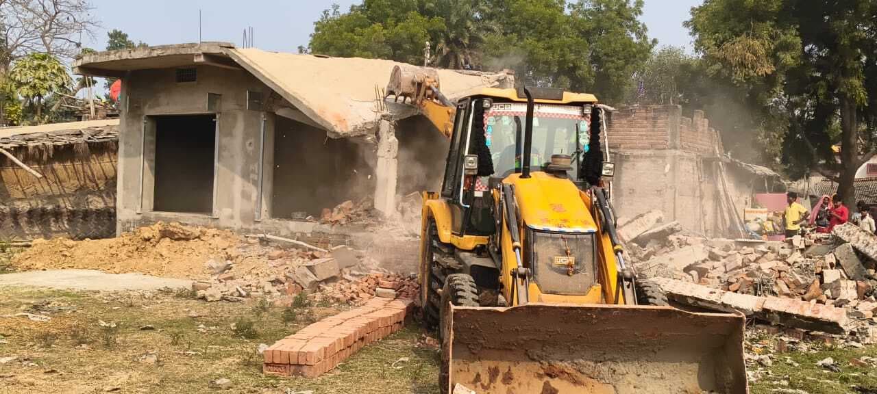 अभयपुर रेलवे स्टेशन के पास से हटाया अवैध कब्जा