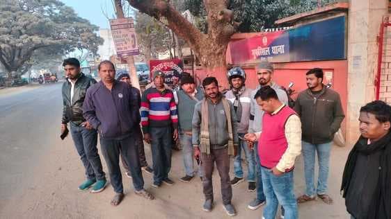 धान व्यापारियों ने अवैध उगाही व धमकाने का लगाया आरोप