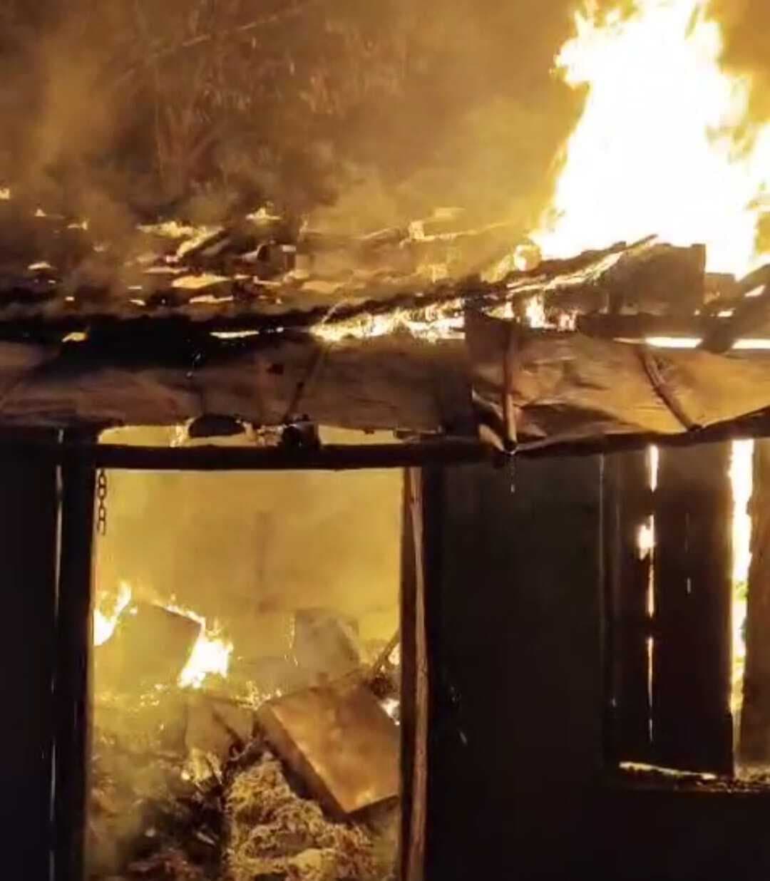 आग से दुकान सहित लाखों के सामान राख