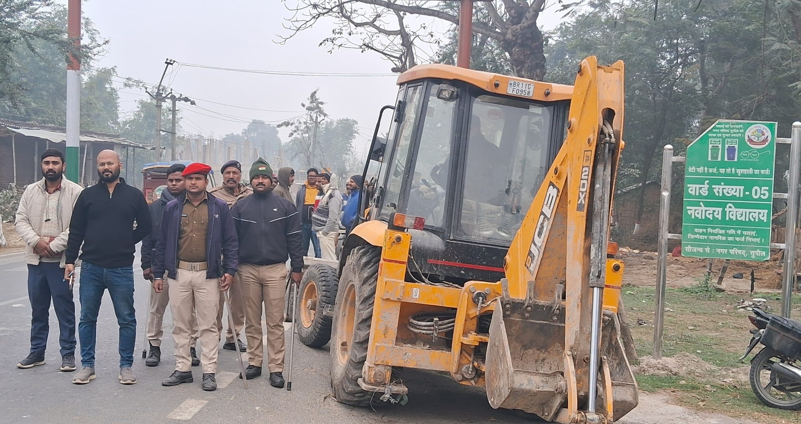 सीएम के आगमन को लेकर सड़क किनारे से खाली कराया गया अतिक्रमण