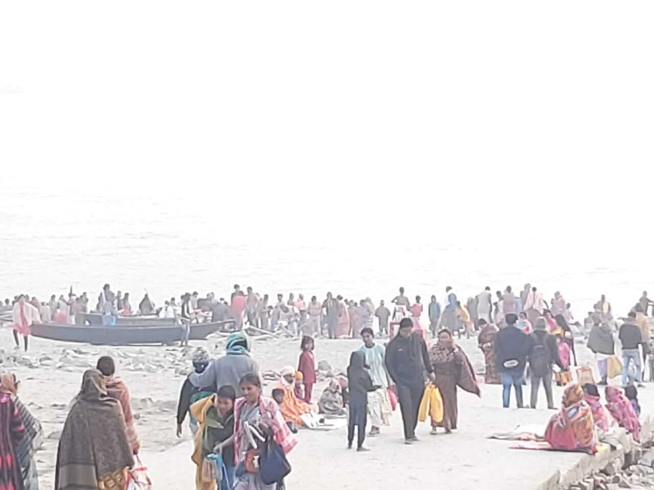 लोगों ने मकर संक्रांति पर किया गंगा स्नान