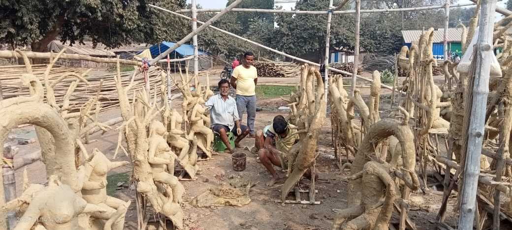 सरस्वती पूजा को लेकर प्रतिमा बनाने में जुटे मूर्तिकार