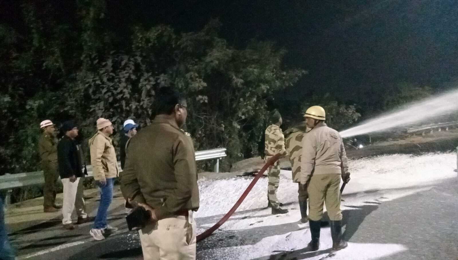 ट्रक ने केमिकल लोड वाहन में मारी टक्कर, लगी आग