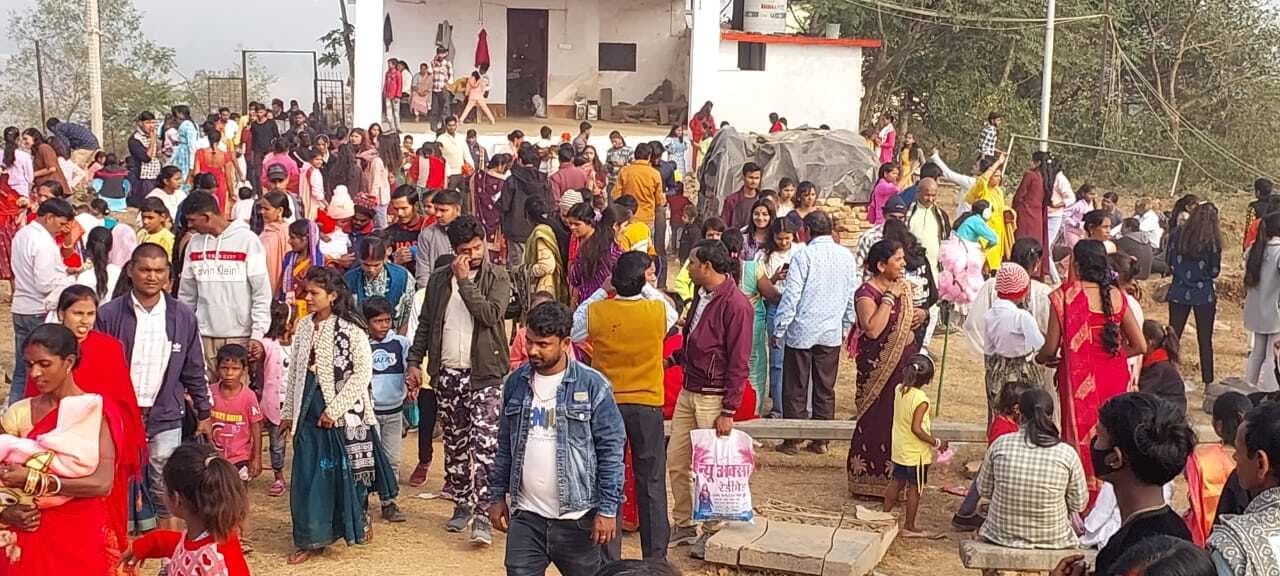 स्नान-ध्यान कर चूड़ा, दही, गुड़, तिलकुट का लोगों ने उठाया लुत्फ