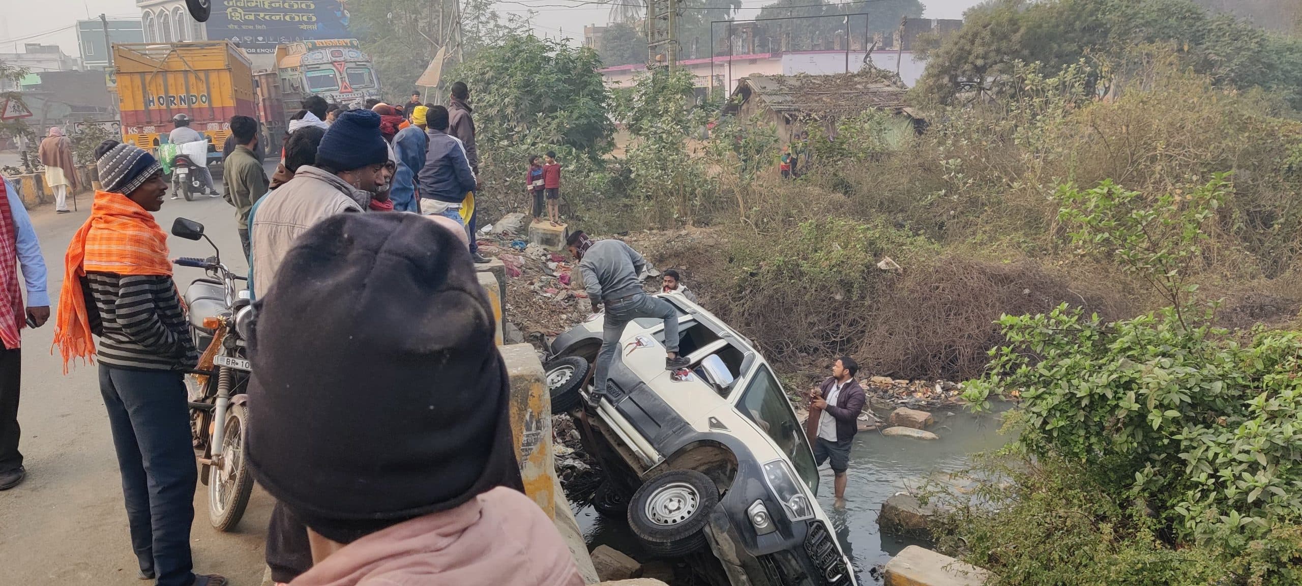 धौनी पुल के सुरक्षा दीवार को तोड़ते हुए स्कॉर्पियो नदी में पलटी, हताहत नहीं