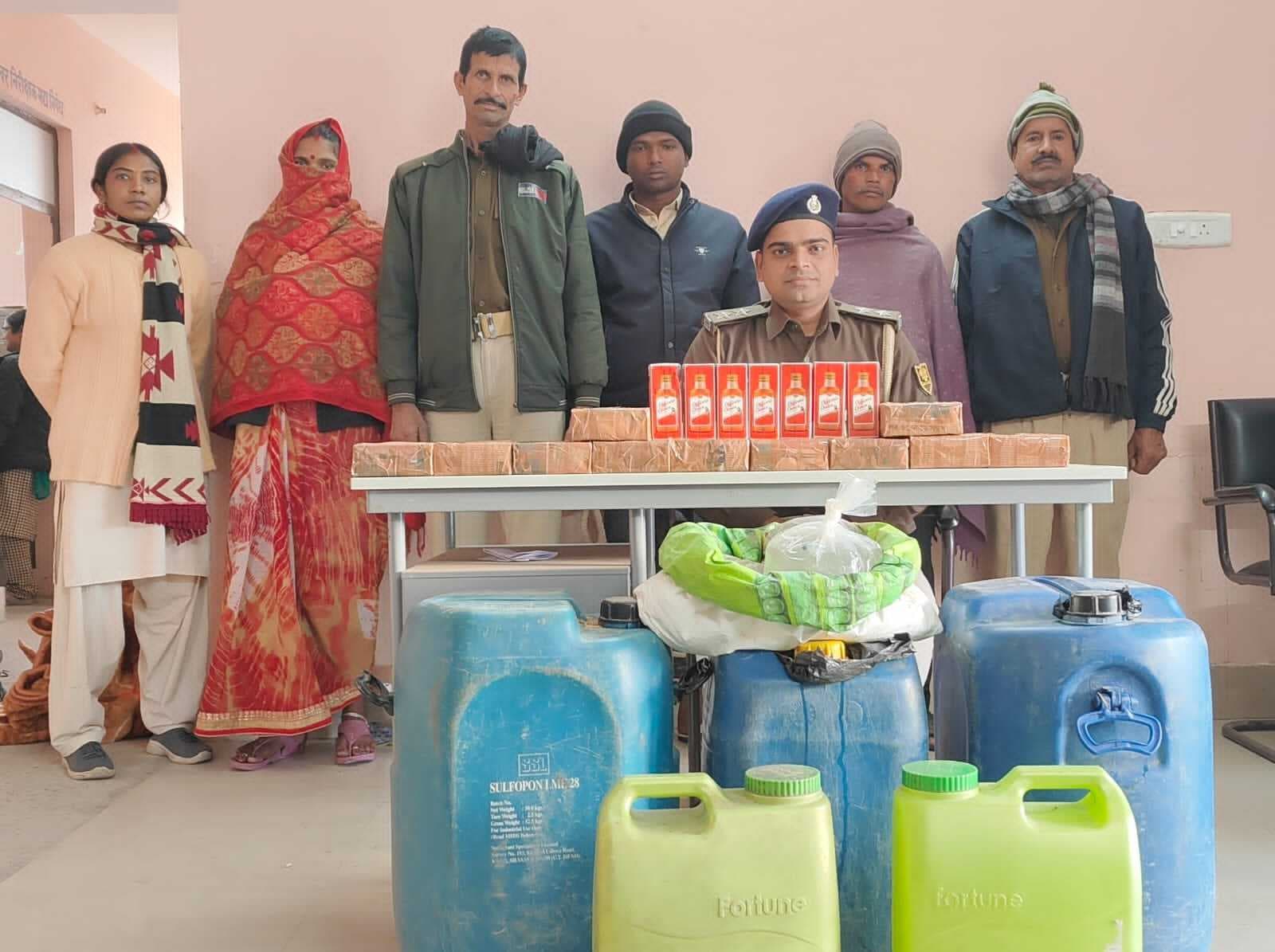 तीन शराब तस्कर व एक शराबी गिरफ्तार