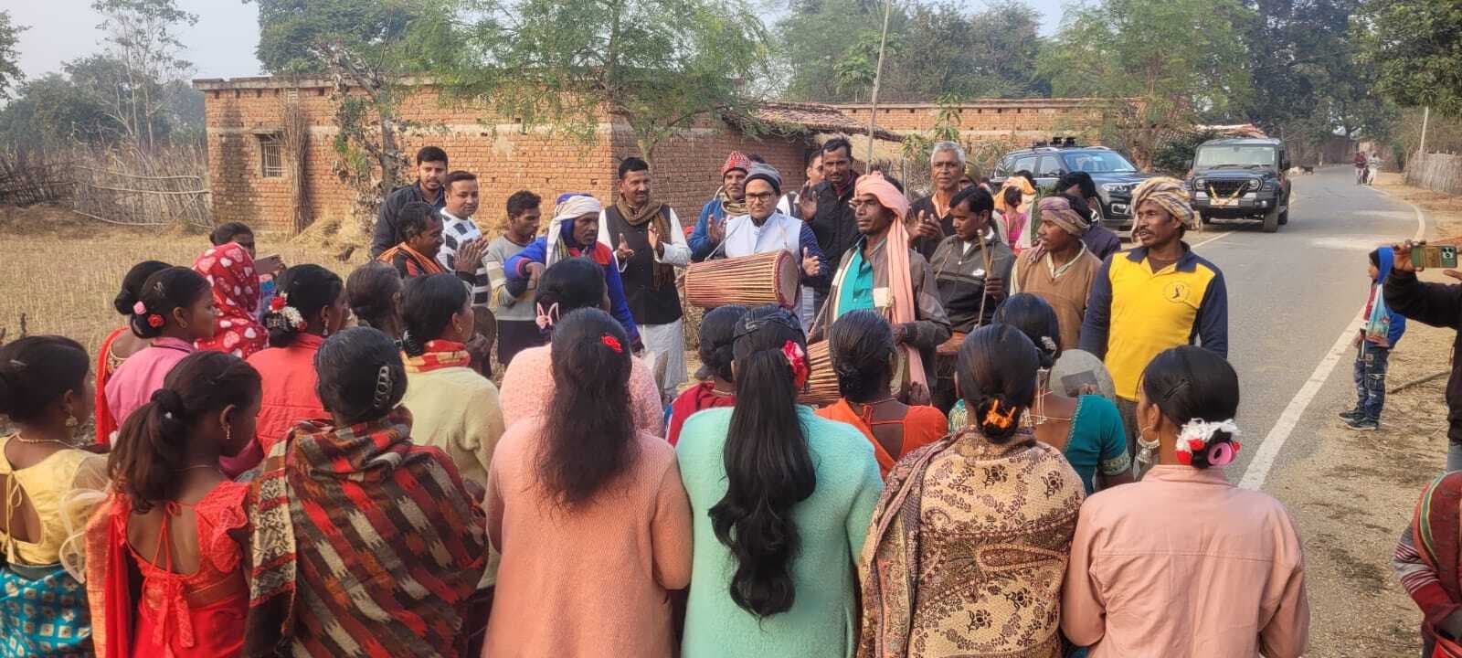 मांदर की थाप पर थिरकते हुए हर द्वार पर गाये सोहराय के गीत, दिया प्रकृति से जुड़े रहने का संदेश