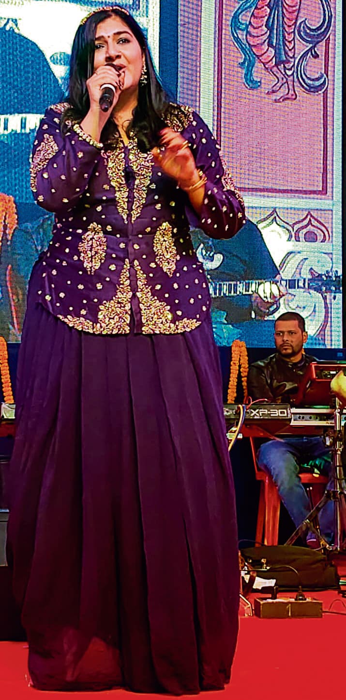 Gaya News : थोड़ी फुर्सत भी मेरी जान कभी बांहों को दीजिए...आज की रात..