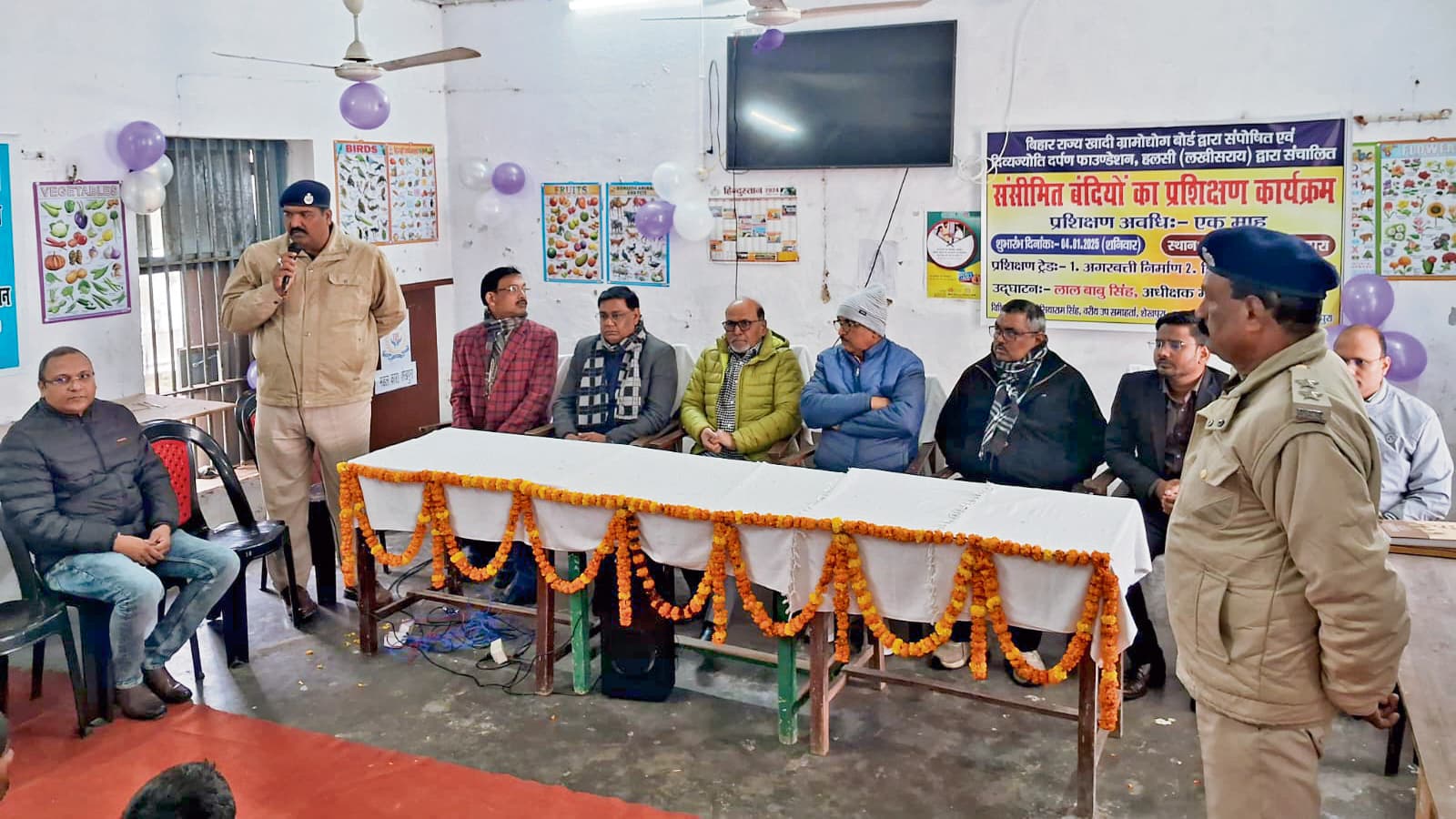 मंडल कारा में कैदियों को हुनरमंद बनाने के लिए दिया जा रहा प्रशिक्षण