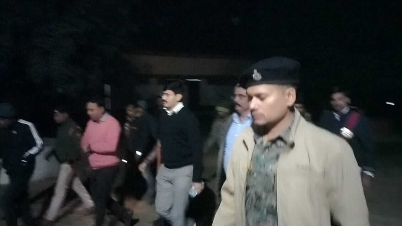 Katihar news : फलका देर शाम गांधी ग्राम बरेटा हाइस्कूल पहुंचे डीएम