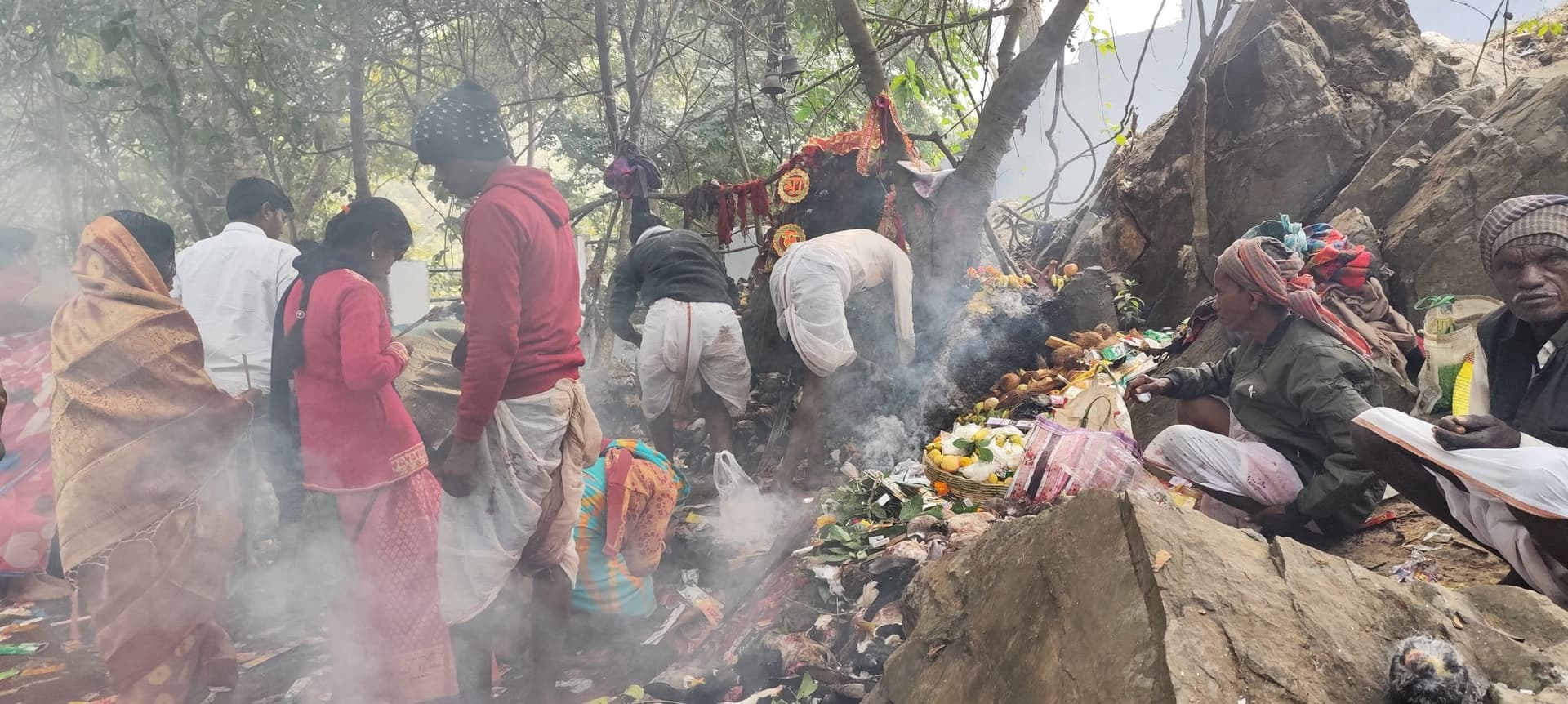 East Singhbhum news : शक्ति पीठ मां द्वारसिनी की पूजा में जुटे तीन राज्यों के श्रद्धालु, समृद्धि मांगी