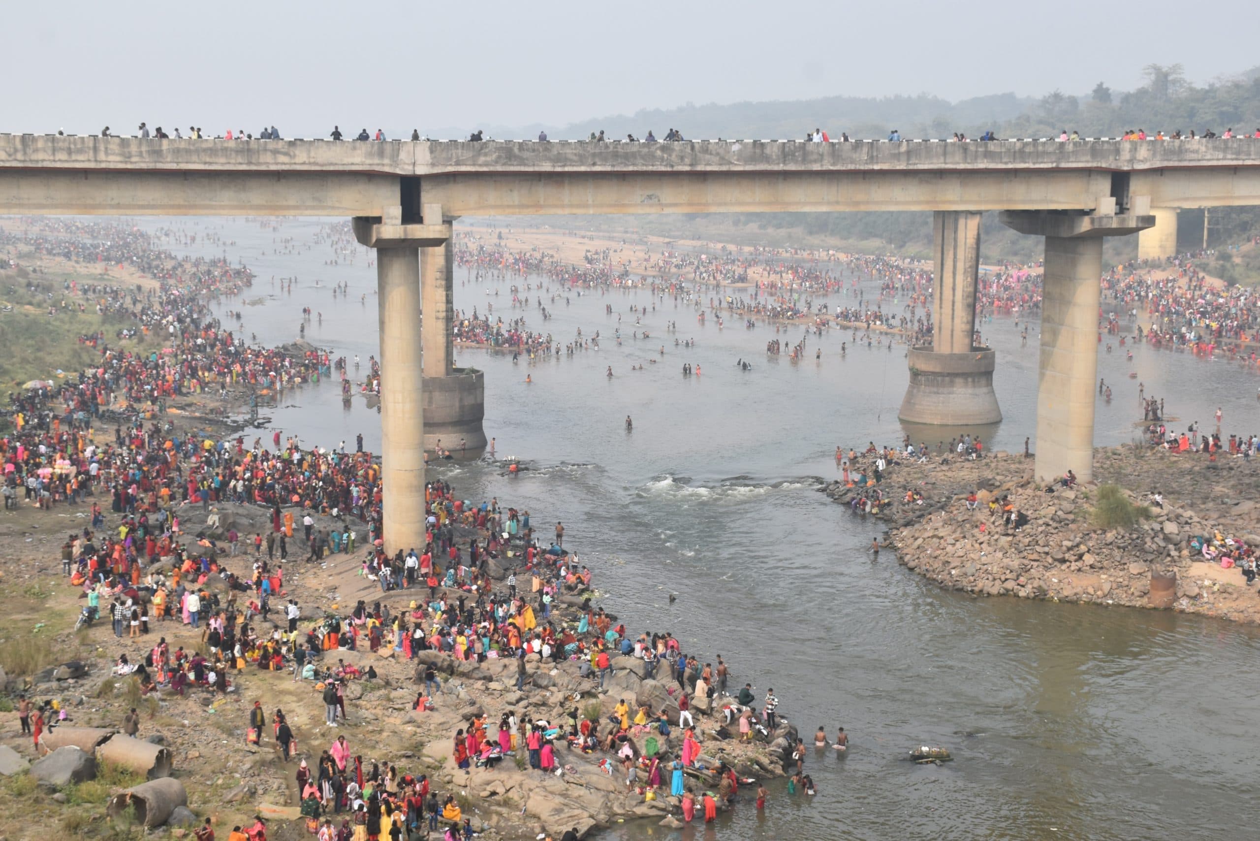 Bokaro News : दामोदर नदी में हजारों श्रद्धालुओं ने लगायी आस्था की डुबकी