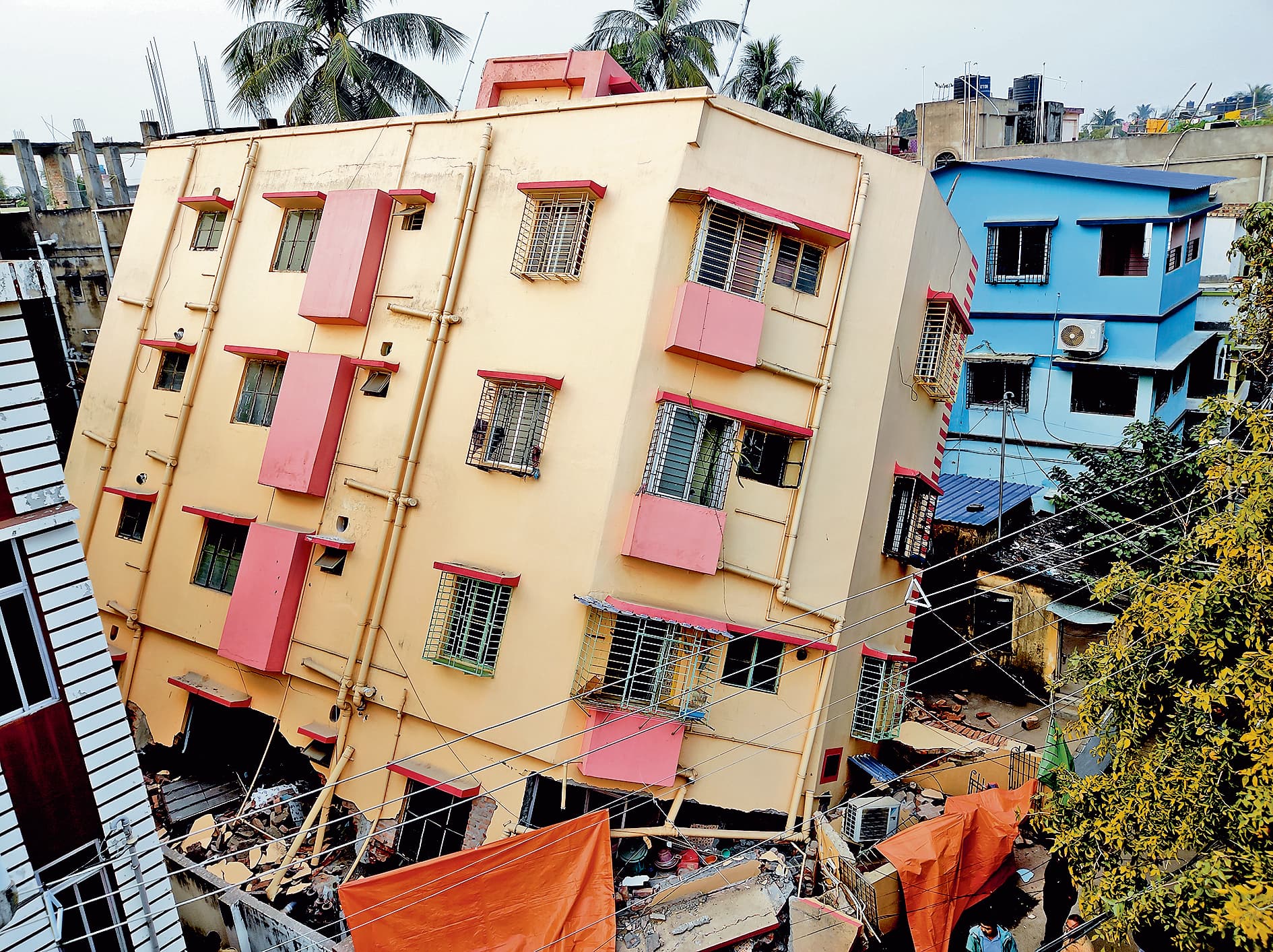 बाघाजतिन : एक तरफ झुकी इमारत, कोई हताहत नहीं