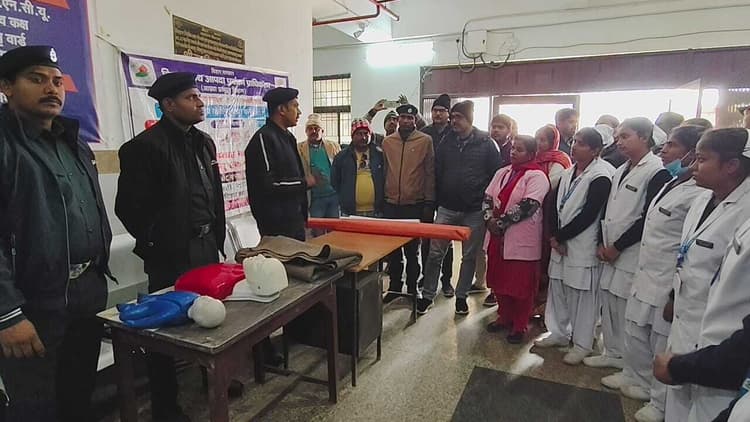 भूकंप सुरक्षा सप्ताह में चिकित्सकों, स्वास्थ्य कर्मियों को दिया गया प्रशिक्षण