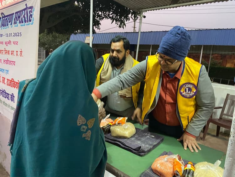 अशोक धाम में जरूरतमंदों के बीच बांटा गया कंबल