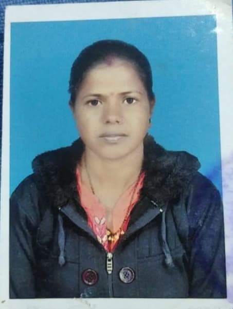 जिम्मेदारों ने अधूरे छोड़ दिये शौचालय, खुले में जा रहे ग्रामीण